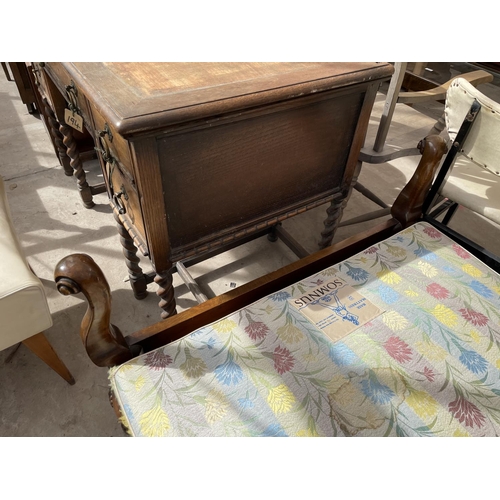 2073 - AN EARLY 20th CENTURY WALNUT AND CROSS BANDED BEDROOM SUITE COMPRISING OF: KNEE-HOLE DRESSING TABLE ... 