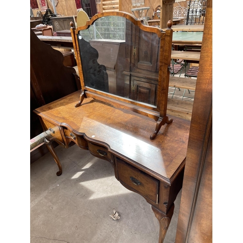 2073 - AN EARLY 20th CENTURY WALNUT AND CROSS BANDED BEDROOM SUITE COMPRISING OF: KNEE-HOLE DRESSING TABLE ... 