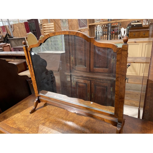 2073 - AN EARLY 20th CENTURY WALNUT AND CROSS BANDED BEDROOM SUITE COMPRISING OF: KNEE-HOLE DRESSING TABLE ... 