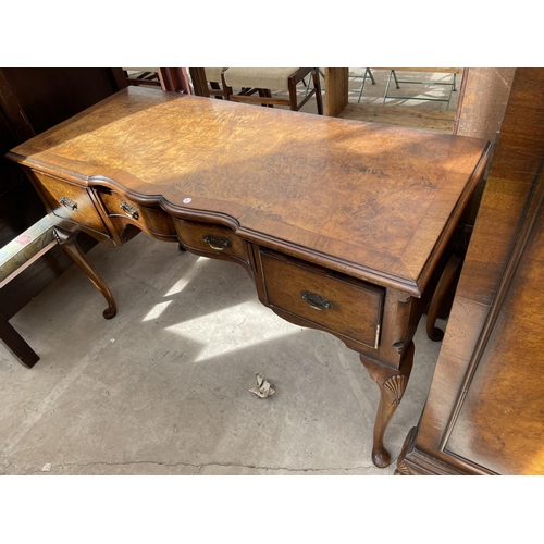 2073 - AN EARLY 20th CENTURY WALNUT AND CROSS BANDED BEDROOM SUITE COMPRISING OF: KNEE-HOLE DRESSING TABLE ... 