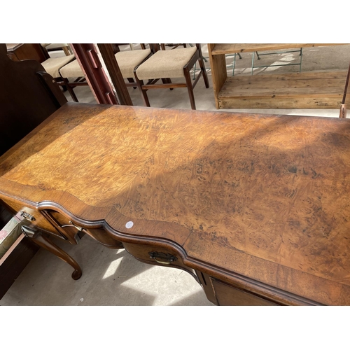 2073 - AN EARLY 20th CENTURY WALNUT AND CROSS BANDED BEDROOM SUITE COMPRISING OF: KNEE-HOLE DRESSING TABLE ... 