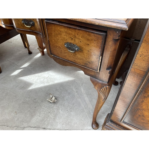 2073 - AN EARLY 20th CENTURY WALNUT AND CROSS BANDED BEDROOM SUITE COMPRISING OF: KNEE-HOLE DRESSING TABLE ... 