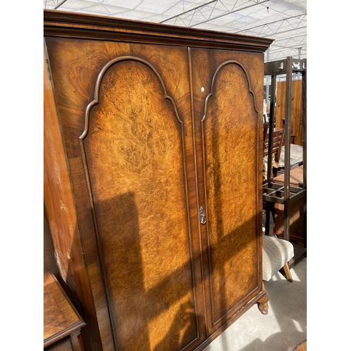 2073 - AN EARLY 20th CENTURY WALNUT AND CROSS BANDED BEDROOM SUITE COMPRISING OF: KNEE-HOLE DRESSING TABLE ... 