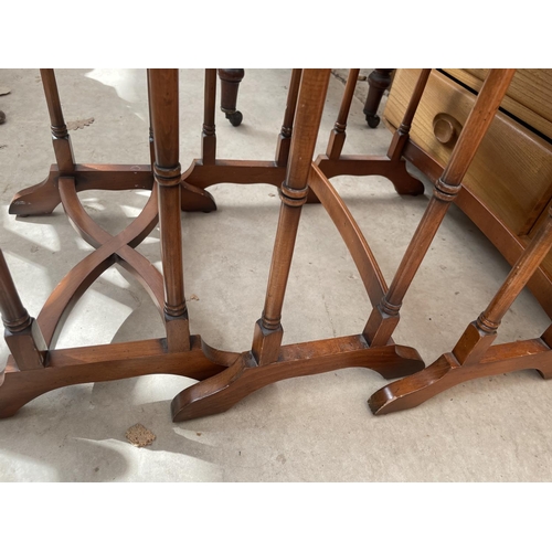 2139 - A NEST OF THREE MAHOGANY CROSSBANDED AND INLAID TABLES