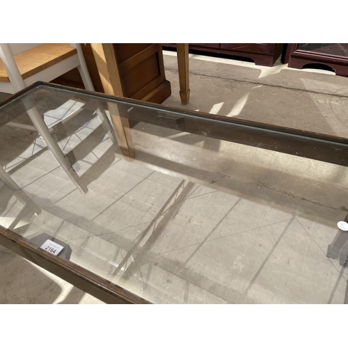 2164 - A MODERN GLASS TOP COFFEE TABLE ON TAPERED LEGS WITH SPADE FEET, 43X20