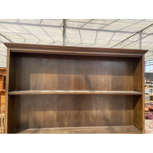 2186 - AN EARLY 20TH CENTURY OAK DRESSER ON SHORT TURNED LEGS, COMPLETE WITH PLATE RACK, 48