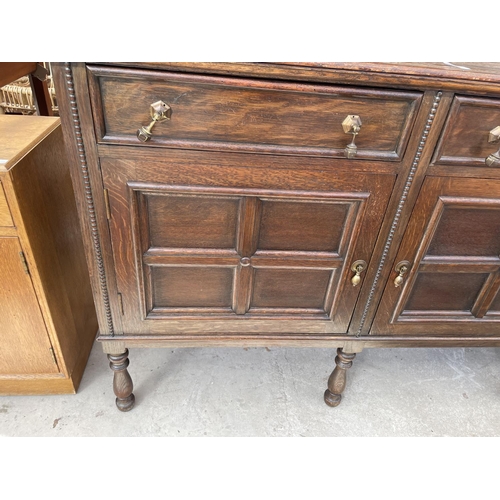 2186 - AN EARLY 20TH CENTURY OAK DRESSER ON SHORT TURNED LEGS, COMPLETE WITH PLATE RACK, 48