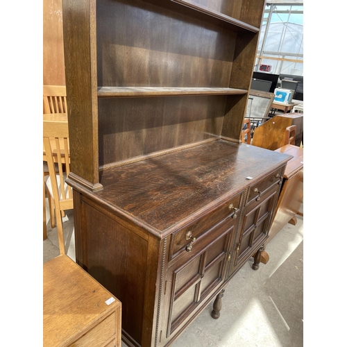 2186 - AN EARLY 20TH CENTURY OAK DRESSER ON SHORT TURNED LEGS, COMPLETE WITH PLATE RACK, 48