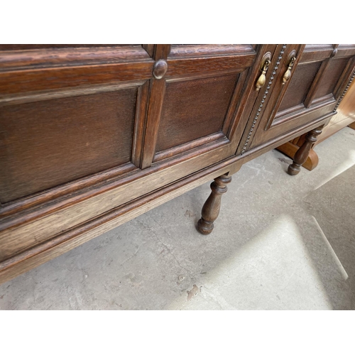 2186 - AN EARLY 20TH CENTURY OAK DRESSER ON SHORT TURNED LEGS, COMPLETE WITH PLATE RACK, 48