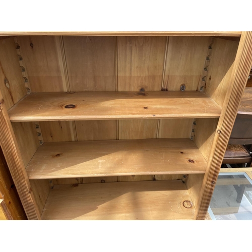 2242 - AN OPEN PINE BOOKCASE WITH DENTIL CORNICE, 39