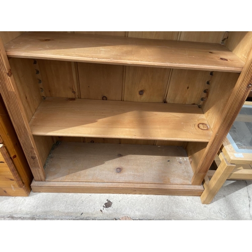 2242 - AN OPEN PINE BOOKCASE WITH DENTIL CORNICE, 39