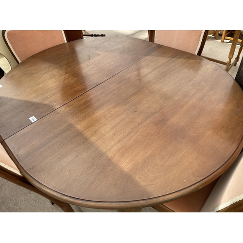 2249 - AN OVAL EDWARDIAN MAHOGANY WIND-OUT DINING TABLE WITH EXTRA LEAF, WINDER AND FOUR CHAIRS