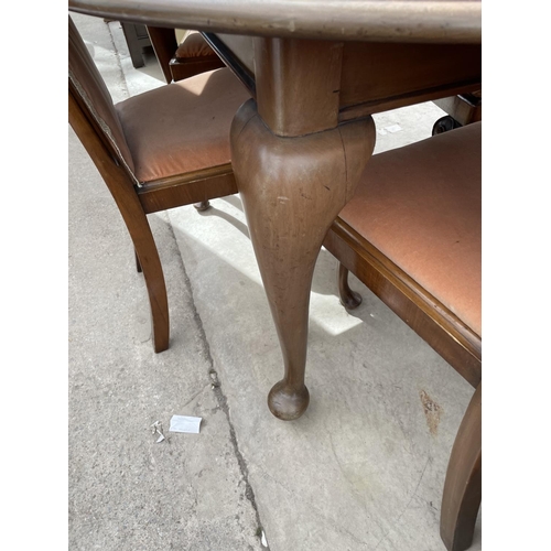 2249 - AN OVAL EDWARDIAN MAHOGANY WIND-OUT DINING TABLE WITH EXTRA LEAF, WINDER AND FOUR CHAIRS