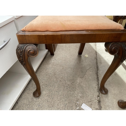 2249 - AN OVAL EDWARDIAN MAHOGANY WIND-OUT DINING TABLE WITH EXTRA LEAF, WINDER AND FOUR CHAIRS