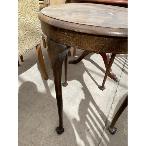 2255 - A CIRCULAR MAHOGANY OCCASIONAL TABLE ON CABRIOLE LEGS 23