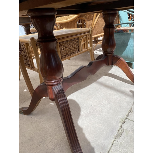 2256 - A REGENCY STYLE EXTENDING DINING TABLE