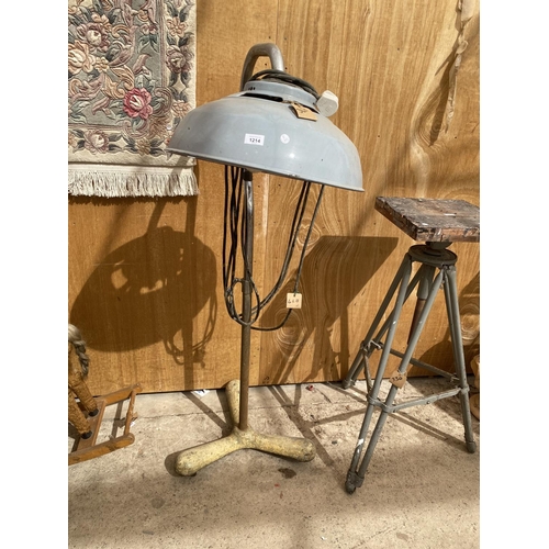 1214 - AN INDUSTRIAL STYLE LAMP ON A HEAVY CAST IRON BASE