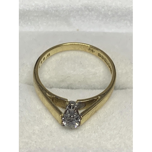 551 - AN 18 CARAT GOLD DIAMOND SOLITAIRE RING