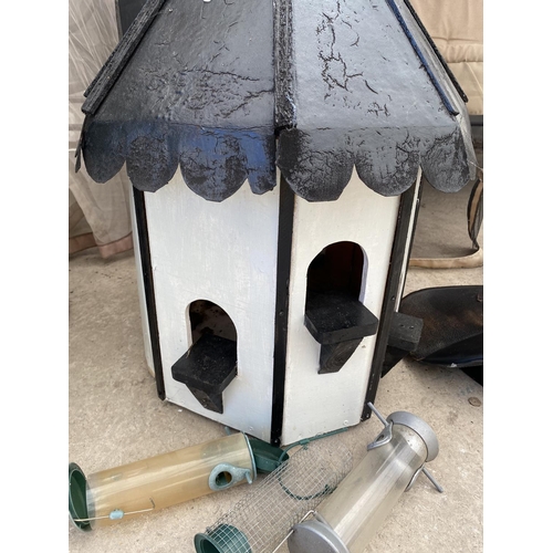 1646 - A BLACK AND WHITE WOODEN DOVE COTE