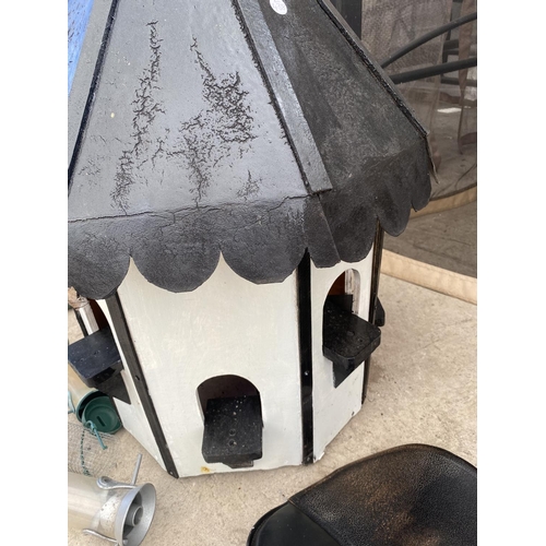 1646 - A BLACK AND WHITE WOODEN DOVE COTE