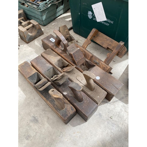 1669 - A COLLECTION OF VINTAGE WOOD PLANES