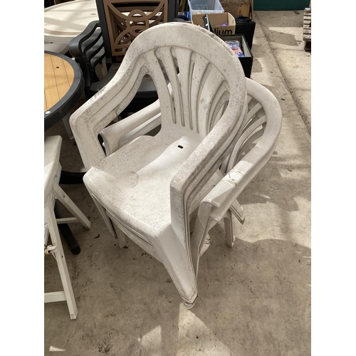 1674 - A ROUND PLASTIC GARDEN TABLE WITH FOUR MATCHING CHAIRS, TO ALSO INCLUDE 6 FURTHER PLASTIC CHAIRS