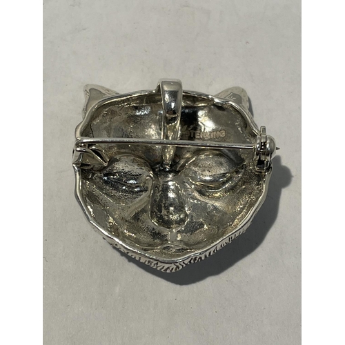 564 - A STERLING SILVER BROOCH IN THE FORM OF A CAT WITH GLASS EYES