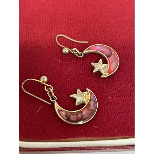 565 - A MOON AND STAR PINK SHELL EFFECT BRACELET AND EARRINGS IN A PRESENTATION BOX