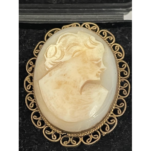 568 - A PINCHBECK STYLE BROOCH WITH A CAMEO