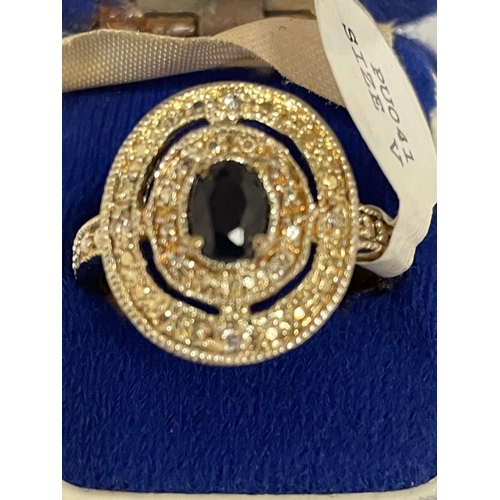 571 - AN ART DECO STYLE SAPPHIRE AND CUBIC ZIRCONIA RING IN A PRESENTATION BOX SIZE V/W