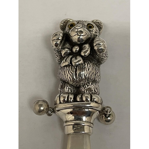 578 - A SILVER MARKED 925 BABIES RATTLE WITH MOTHER OF PEARL HANDLE IN THE DESIGN OF A TEDDY BEAR WITH BEL... 