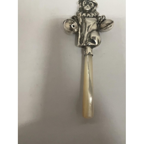 581 - A SILVER MARKED 925 BABIES RATTLE WITH MOTHER OF PEARL HANDLE DEPICTING A MONKEY WITH BELLS