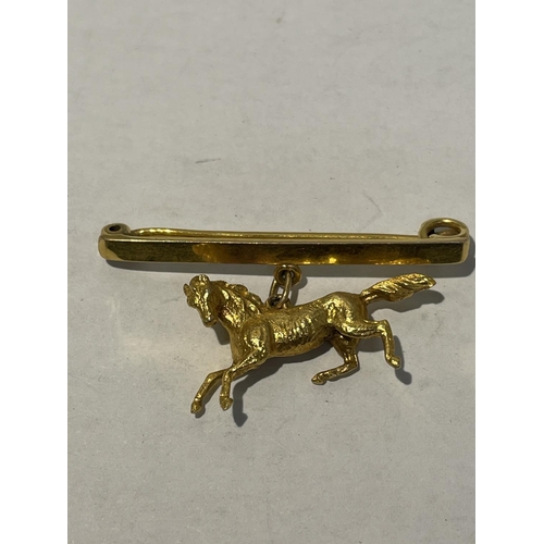 595 - AN 18 CARAT GOLD BROOCH IN THE DESIGN OF A HORSE GROSS WEIGHT APPROXIMATELY 5.3g WITH PRESENTATION B... 