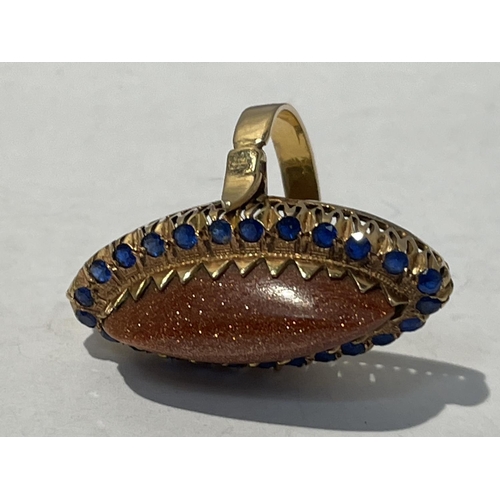 602 - AN ANTIQUE GOLD STONE AND SYNTHETIC SAPPHIRE RING SIZE N