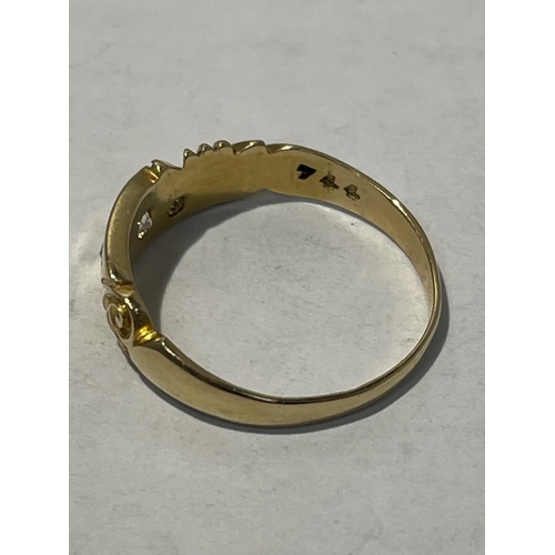 603 - AN 18 CARAT GOLD RING WITH THREE DIAMONDS SIZE M/N