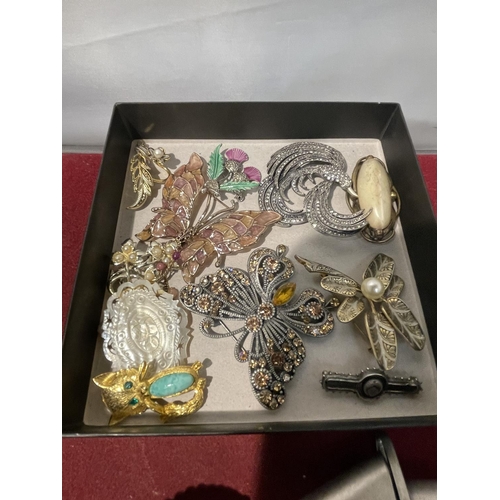 629 - A BOX OF DECORATIVE LADIES BROOCHES