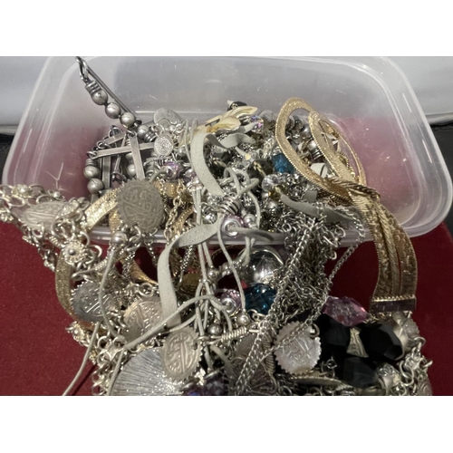 630 - A COLLECTION OF COSTUME JEWELLERY, MAINLY NECKLACES