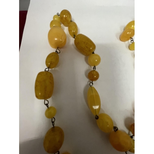 631 - AN AMBER BUTTERSCOTCH BEAD NECKLACE