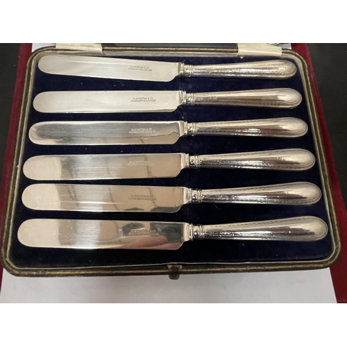 789 - A SET OF HALLMARKED SHEFFIELD SILVER HANDLED KNIVES IN A PRESENTATION BOX