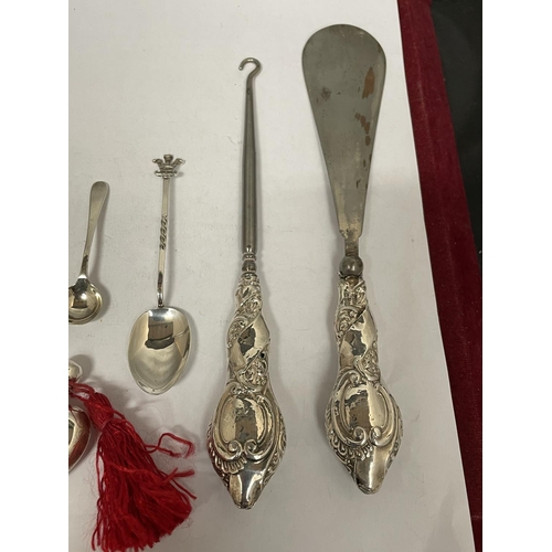 790 - VARIOUS HALLMARKED SILVER ITEMS TO INCLUDE HALL;MARKED BIRMINGHAM HANDLED BUTTON HOOK AND SHOE HORN