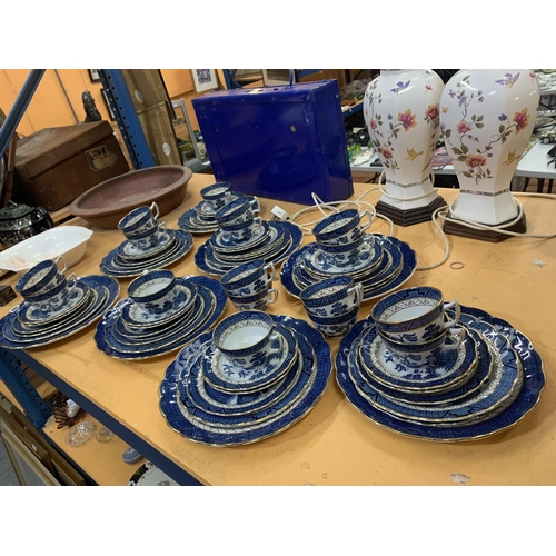 331 - A LARGE QUANTITY OF BOOTHS 'REAL OLD WILLOW' TEA AND TABLE WARE