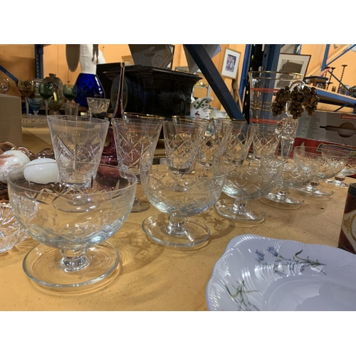 343 - A QUANTITY OF GLASSWARE TO INCLUDE BOTH COLOURED AND CUT GLASS