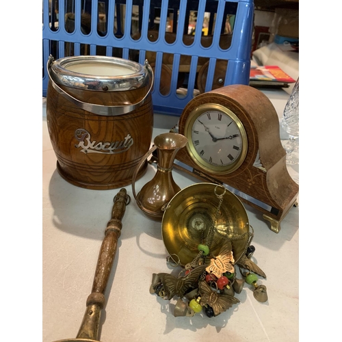 400 - A SELECTION OF WOOD AND BRASS ITEMS TO INCLUDE A BISCUIT BARREL, TIE PRESS AND A MANTEL CLOCK