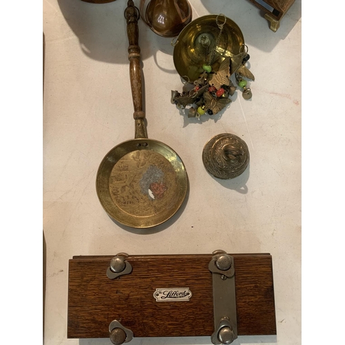 400 - A SELECTION OF WOOD AND BRASS ITEMS TO INCLUDE A BISCUIT BARREL, TIE PRESS AND A MANTEL CLOCK