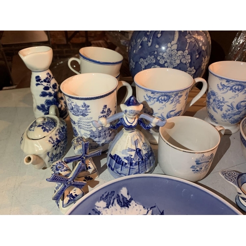 424 - AN ASSORTMENT OF BLUE AND WHITE CERAMIC WARE