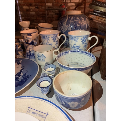 424 - AN ASSORTMENT OF BLUE AND WHITE CERAMIC WARE