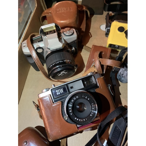 448 - AN ASSORTMENT OF CAMERAS TO INCLUDE A MINOLTA DINAX 5000i, A MINOLTA WEATHERMATIC, A MINOLTA DINEX 5... 