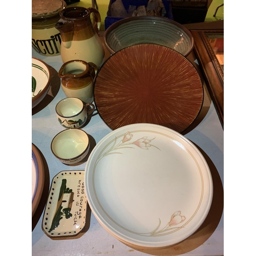 450 - A COLLECTION OF CERAMICS TO INCLUDE STONEWARE STORAGE JARS, JUGS AND PLATES