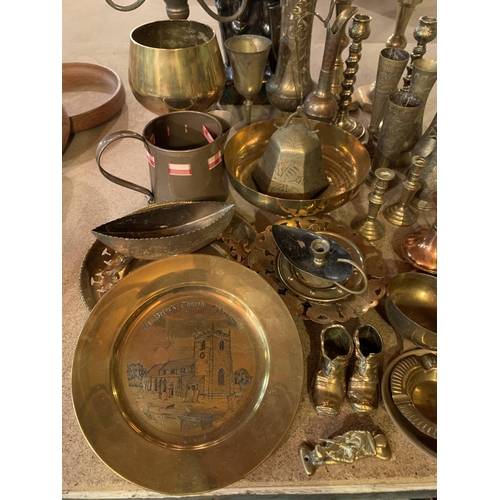 460 - AN ASSORTMENT OF BRASS AND COPPER WARE TO INCLUDE BUD VASES GOBLETS ETC