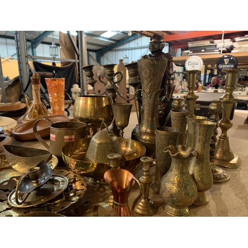 460 - AN ASSORTMENT OF BRASS AND COPPER WARE TO INCLUDE BUD VASES GOBLETS ETC